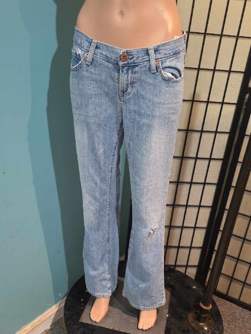 American Eagel Outfitters Light Wash Women’s Jeans